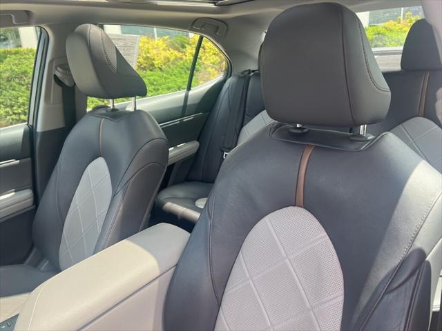 Photo of 2018 Super White Toyota Camry