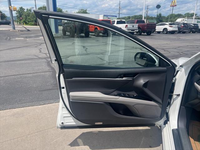 Photo of 2018 Super White Toyota Camry