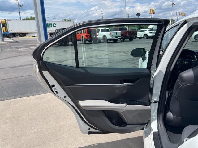 Photo of 2018 Super White Toyota Camry
