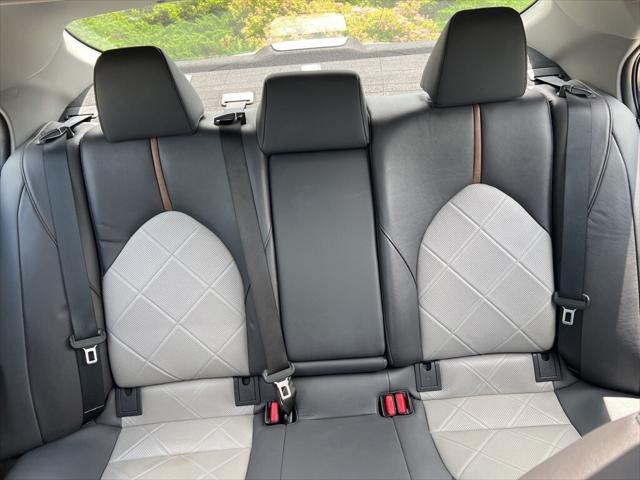 Photo of 2018 Super White Toyota Camry
