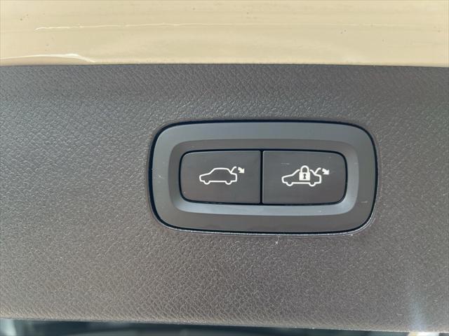 Photo of 2023 Crystal White Metallic Volvo XC90