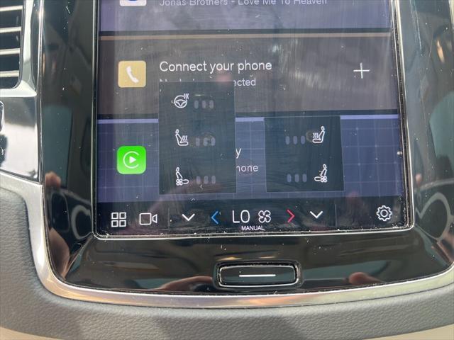 Photo of 2023 Crystal White Metallic Volvo XC90