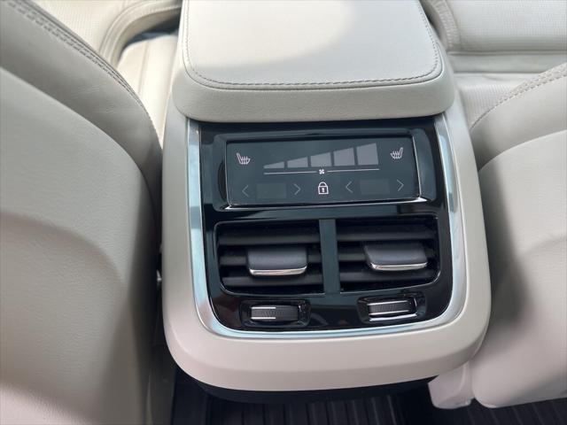Photo of 2023 Crystal White Metallic Volvo XC90