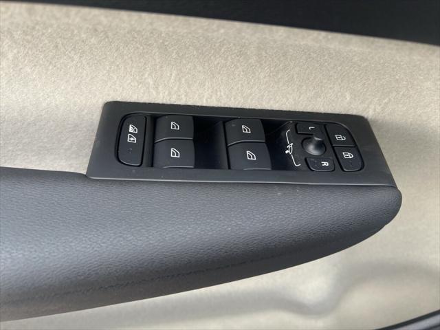Photo of 2025 Onyx Black Volvo XC40