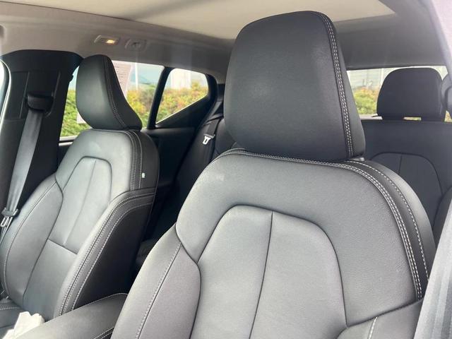 Photo of 2025 Vapour Gray Metallic Volvo XC40
