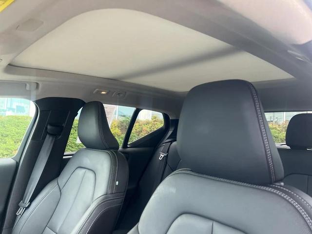 Photo of 2025 Vapour Gray Metallic Volvo XC40