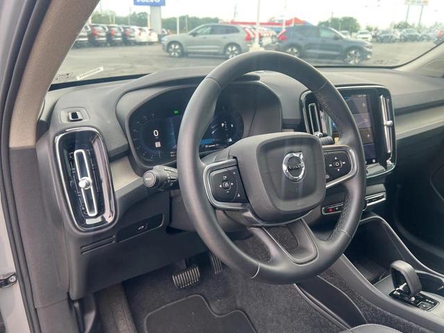 Photo of 2025 Vapour Gray Metallic Volvo XC40