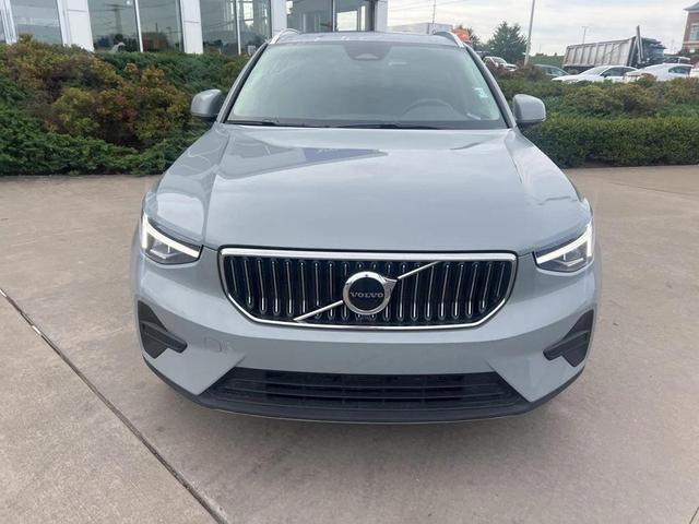 Photo of 2025 Vapour Gray Metallic Volvo XC40