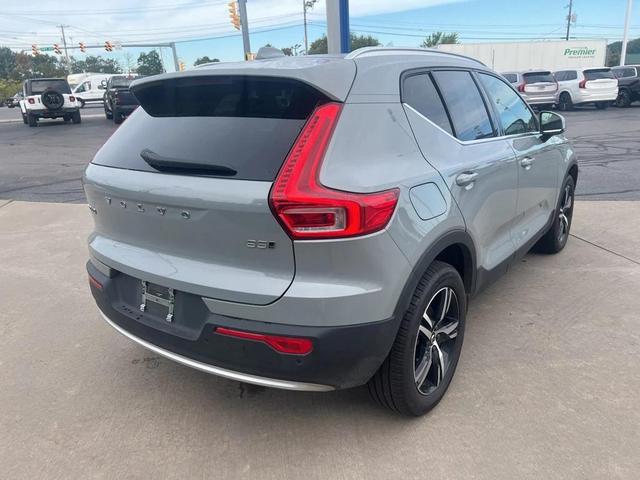 Photo of 2025 Vapour Gray Metallic Volvo XC40