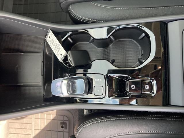 Photo of 2026 Crystal White Volvo XC40