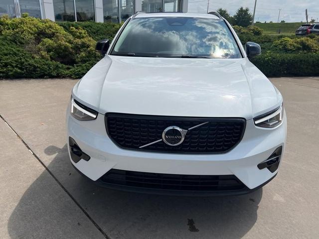 Photo of 2026 Crystal White Volvo XC40
