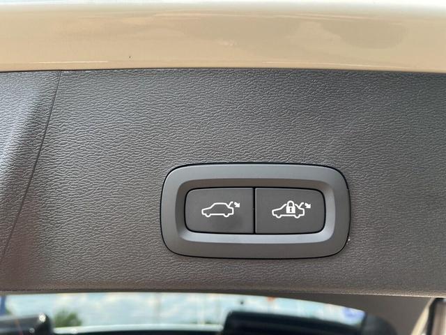 Photo of 2026 Crystal White Volvo XC40