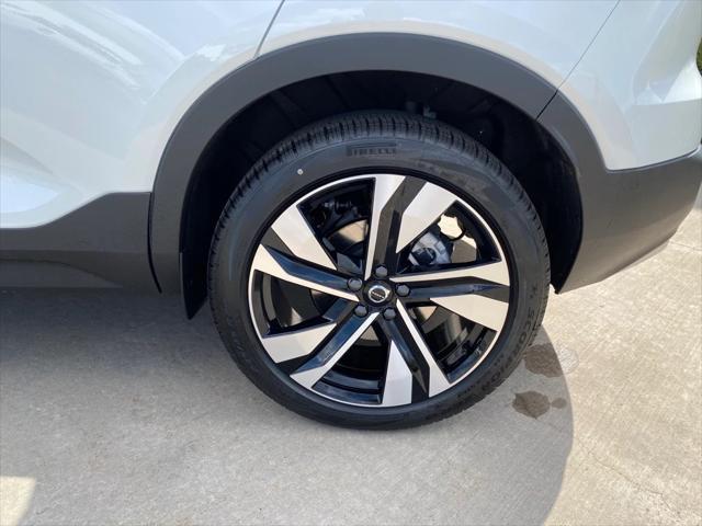Photo of 2025 Crystal White Pearl Volvo XC40
