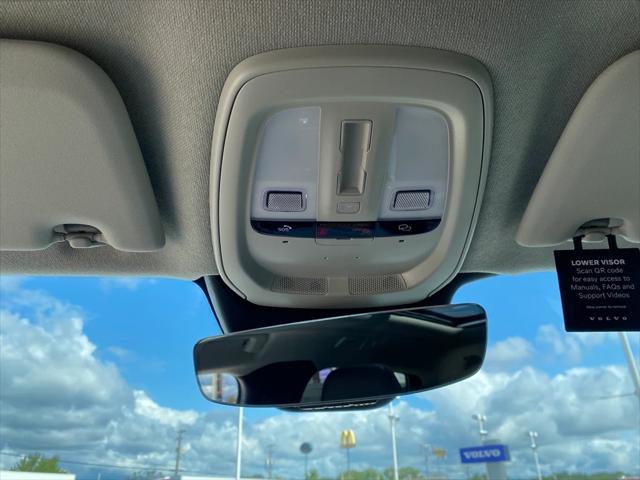 Photo of 2025 Crystal White Pearl Volvo XC40