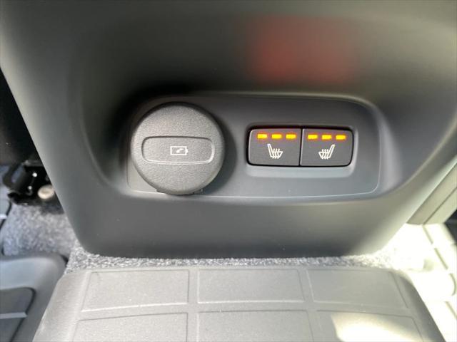 Photo of 2025 Crystal White Pearl Volvo XC40