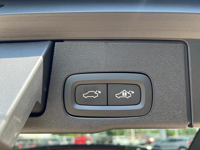 Photo of 2024 Onyx Black Metallic Volvo XC60 Recharge Plug-In Hybrid