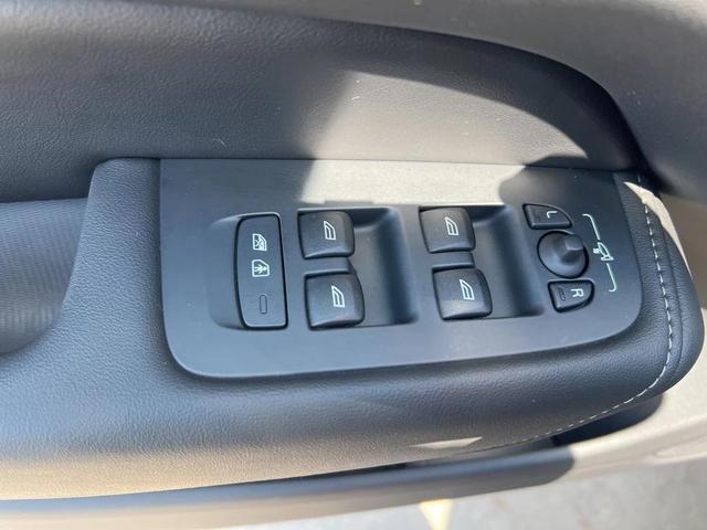 Photo of 2024 Onyx Black Metallic Volvo XC60 Recharge Plug-In Hybrid