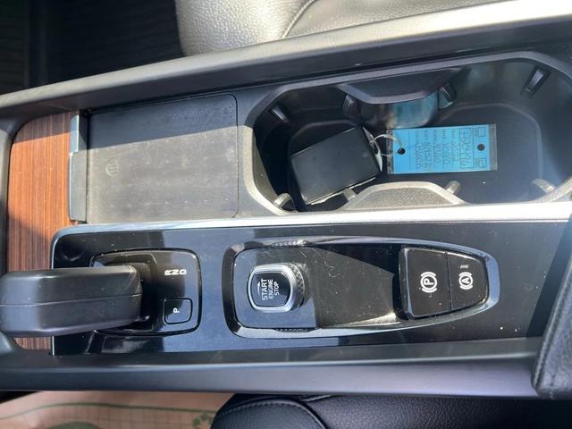 Photo of 2022 Onyx Black Metallic Volvo XC60