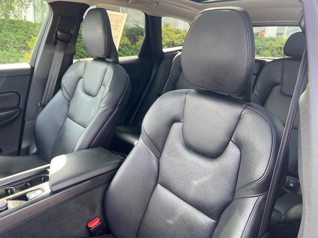 Photo of 2022 Onyx Black Metallic Volvo XC60