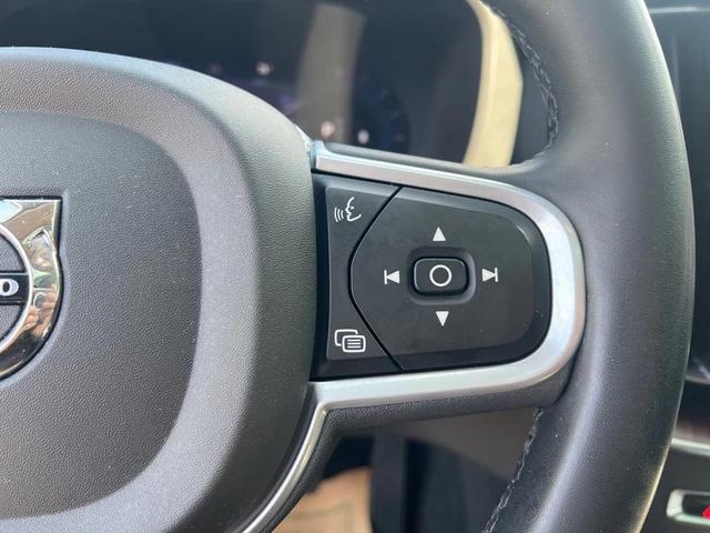 Photo of 2022 Onyx Black Metallic Volvo XC60
