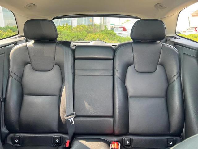 Photo of 2022 Onyx Black Metallic Volvo XC60