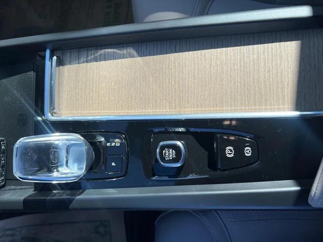 Photo of 2026 Crystal White Metallic Volvo XC60