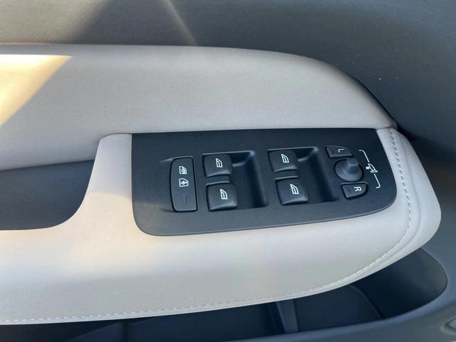Photo of 2026 Crystal White Metallic Volvo XC60