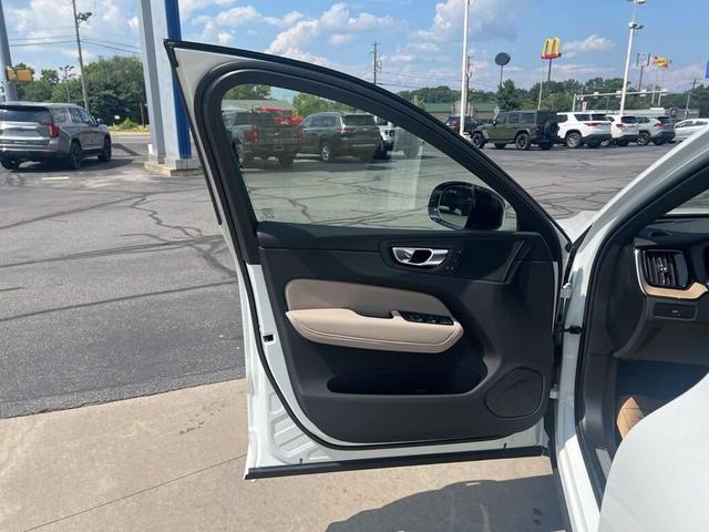 Photo of 2026 Crystal White Volvo XC60
