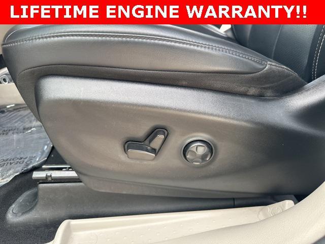 Photo of 2023 Bright White Clearcoat Chrysler Pacifica