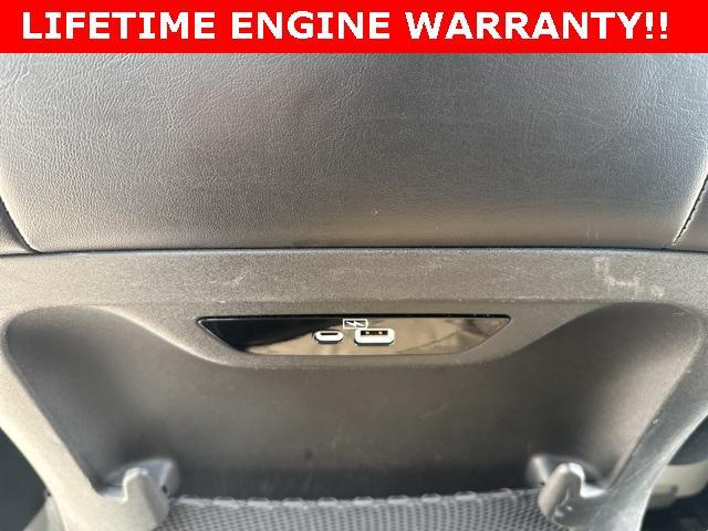 Photo of 2023 Bright White Clearcoat Chrysler Pacifica