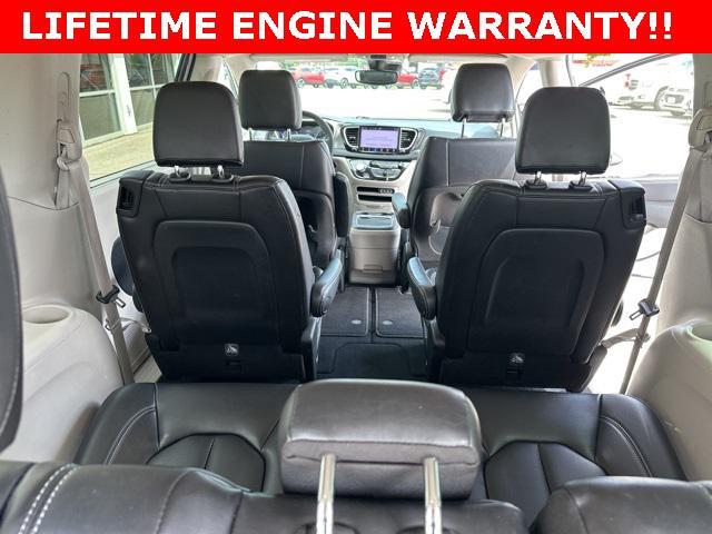 Photo of 2023 Bright White Clearcoat Chrysler Pacifica