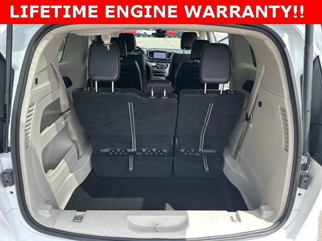 Photo of 2023 Bright White Clearcoat Chrysler Pacifica
