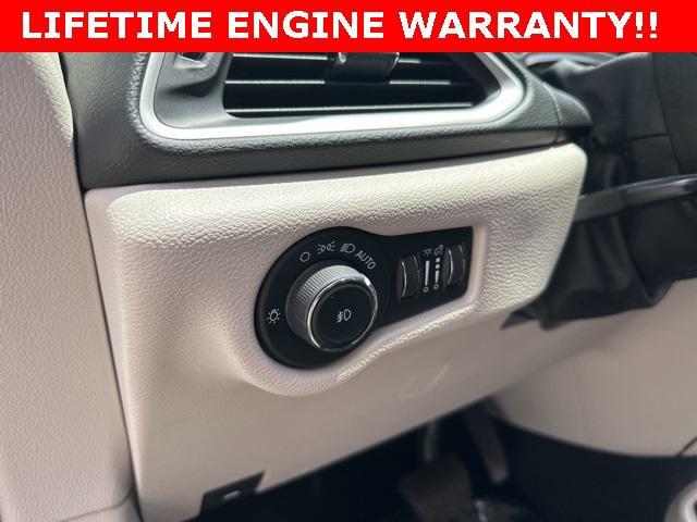 Photo of 2023 Bright White Clearcoat Chrysler Pacifica