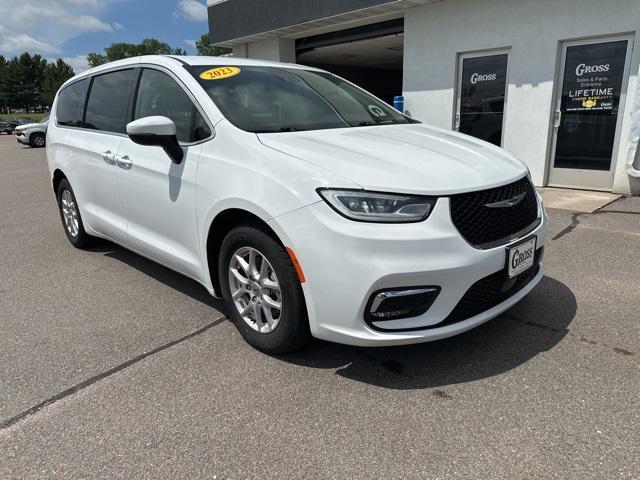 Photo of 2023 Bright White Clearcoat Chrysler Pacifica