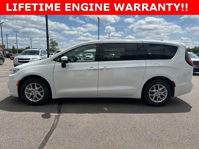 Photo of 2023 Bright White Clearcoat Chrysler Pacifica