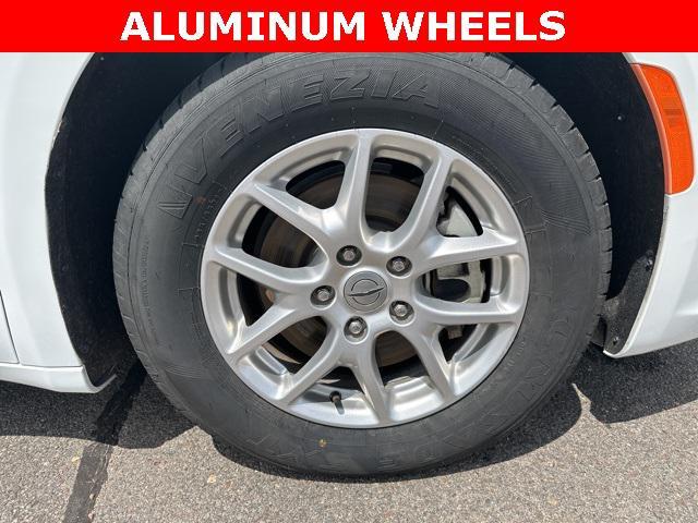 Photo of 2023 Bright White Clearcoat Chrysler Pacifica