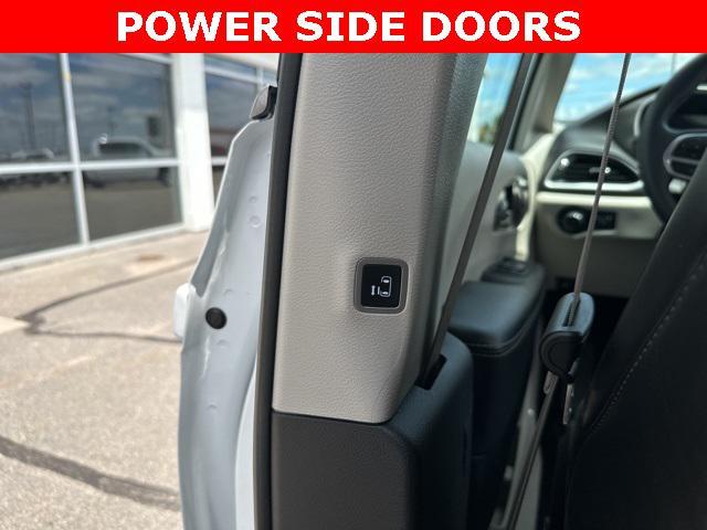 Photo of 2023 Bright White Clearcoat Chrysler Pacifica