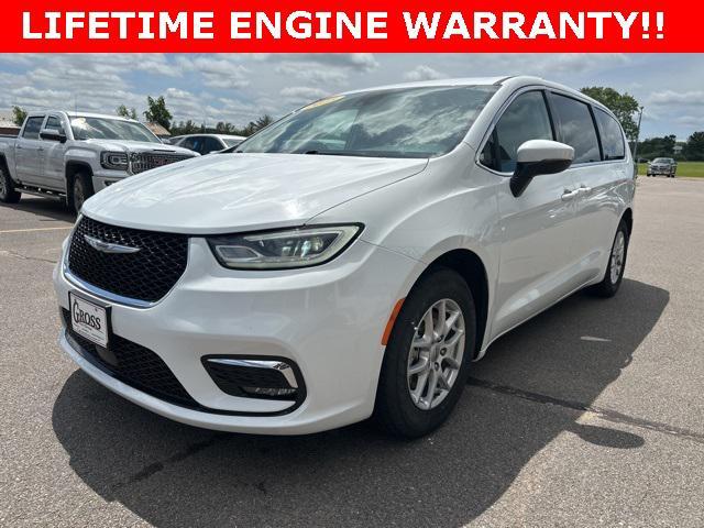 Photo of 2023 Bright White Clearcoat Chrysler Pacifica