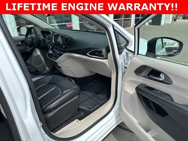 Photo of 2023 Bright White Clearcoat Chrysler Pacifica
