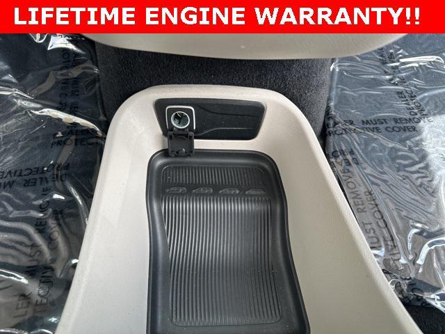 Photo of 2023 Bright White Clearcoat Chrysler Pacifica