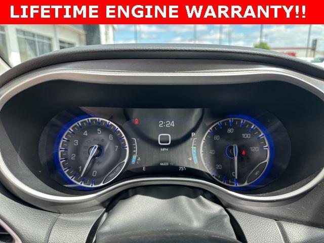 Photo of 2023 Bright White Clearcoat Chrysler Pacifica