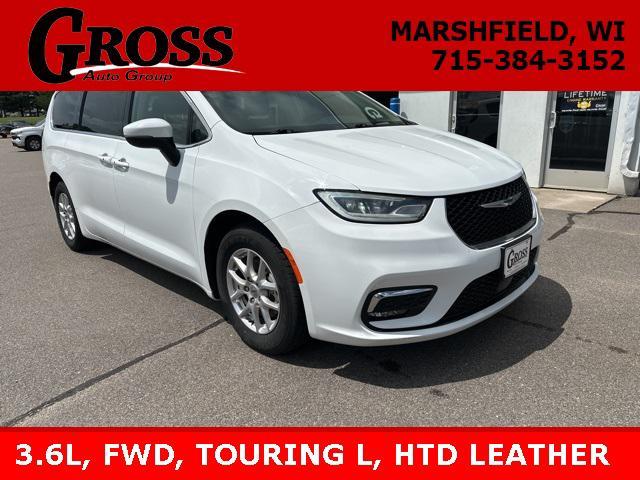 Photo of 2023 Bright White Clearcoat Chrysler Pacifica