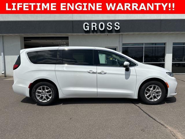 Photo of 2023 Bright White Clearcoat Chrysler Pacifica
