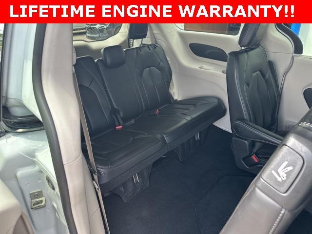 Photo of 2023 Bright White Clearcoat Chrysler Pacifica