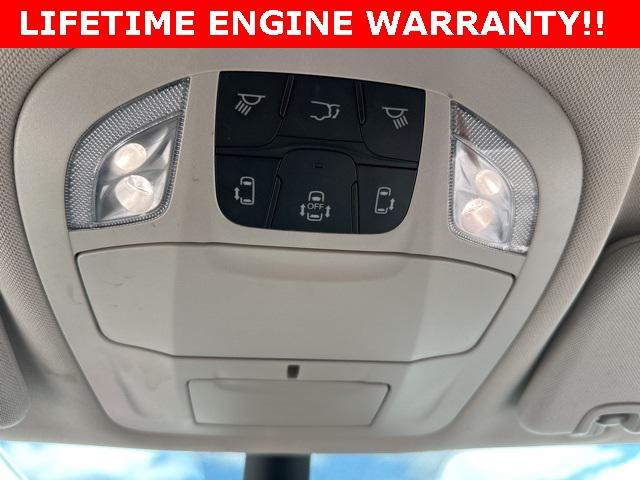 Photo of 2023 Bright White Clearcoat Chrysler Pacifica
