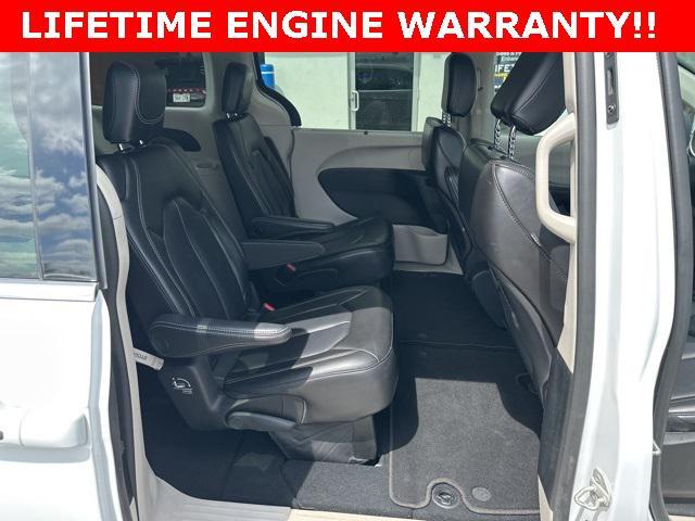 Photo of 2023 Bright White Clearcoat Chrysler Pacifica