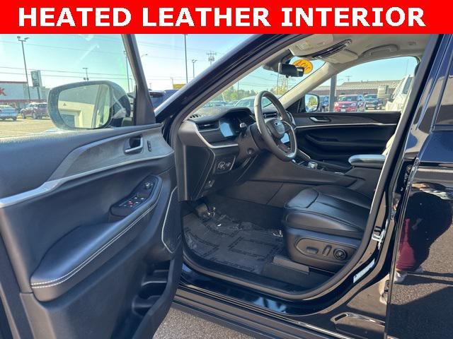 Photo of 2024 Diamond Black Crystal Pearlcoat Jeep Grand Cherokee