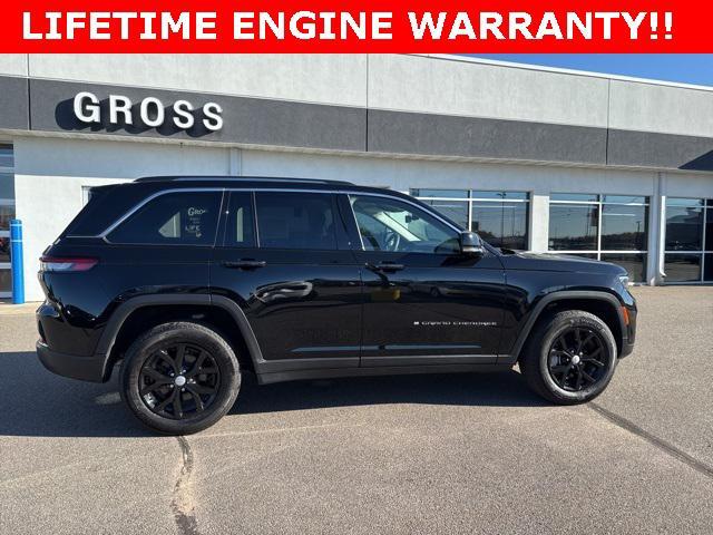 Photo of 2024 Diamond Black Crystal Pearlcoat Jeep Grand Cherokee