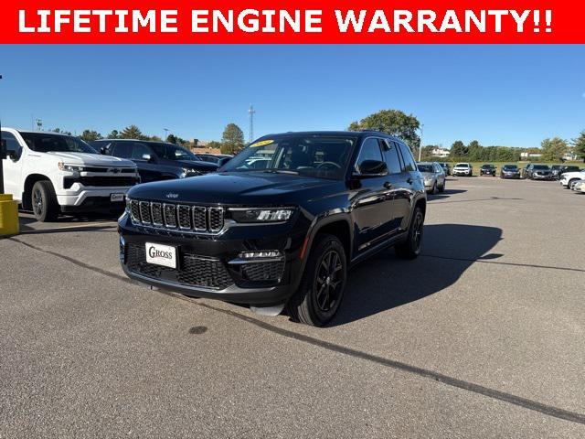 Photo of 2024 Diamond Black Crystal Pearlcoat Jeep Grand Cherokee
