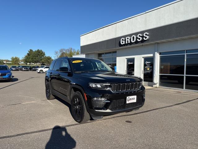 Photo of 2024 Diamond Black Crystal Pearlcoat Jeep Grand Cherokee